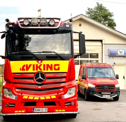 Eka24 raskaan kaluston hinausauto ja kevyen kaluston hinausauto.