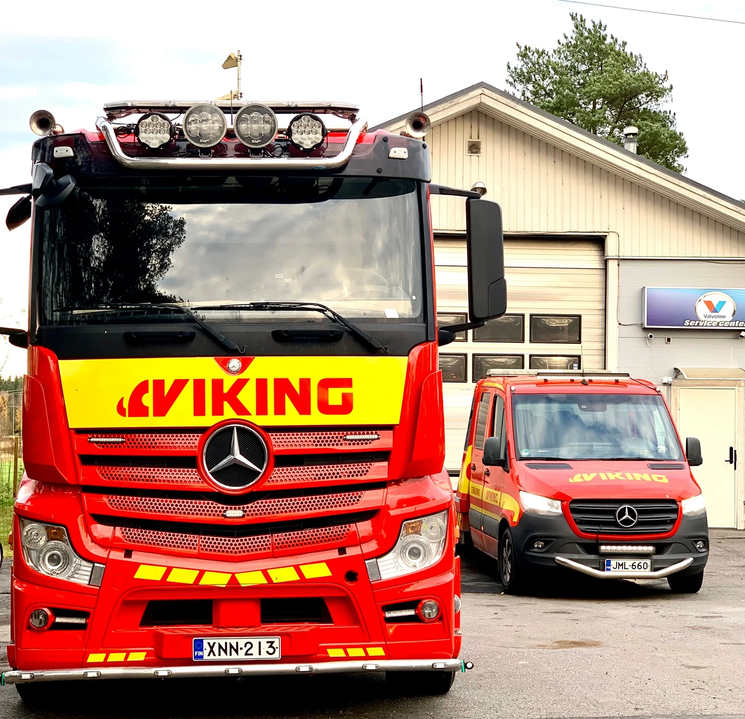 Eka24 raskaan kaluston hinausauto ja kevyen kaluston hinausauto.