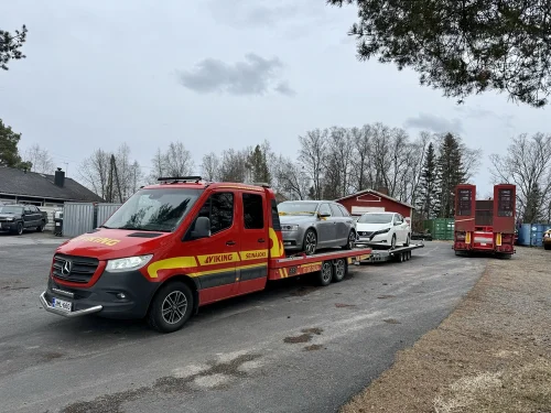 EKA24 hinausauton kyydissä kaksi hinattavaa autoa.